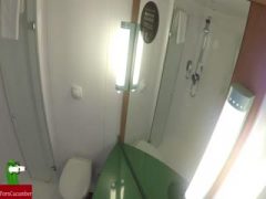 esta pareja aprovecha muy bien la ducha del hotel para tener sexo en todos los rincones del wc de la habitacion GUI086