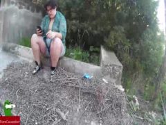 La gorda se come los huevos por debajo del culo como si fuesen uvas al aire libre GUI006