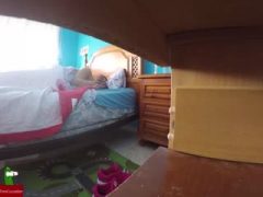 Pareja madurita poniendose cerda en la habitacion de los niños GUI016