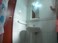Escondí una cámara debajo del lavabo para grabar a mi novia gorda follando en el cuarto de baño