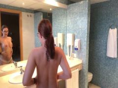 Pamela sánchez está desnuda delante del espejo poniendo cachondo a jesussanchezx mientras el se ducha cuando termina su baño quiere una mamada con final feliz