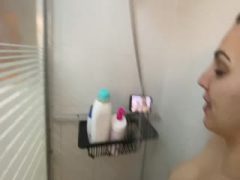 Esta pareja llamada pamela y jesus terminan follando mientras están en la ducha con jabón entra todo muy bien en ese coño Peludo y una corrida en la boca de esta preciosa chica