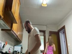 Recibo una mamada de polla mientras me hago mi desayuno ( pamela y jesus ) la pareja amateur Porno